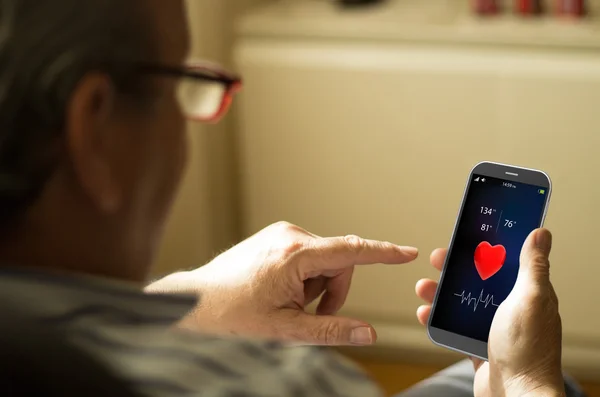 Man with a health app in phone — Stok fotoğraf