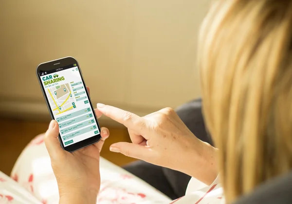 Mujer sosteniendo smartphone — Foto de Stock