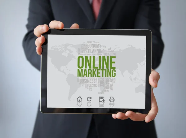 Uomo d'affari con marketing online su tablet — Foto Stock