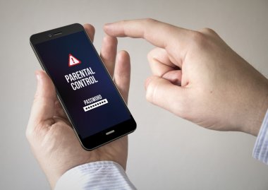 Cep telefonu kullanan adam