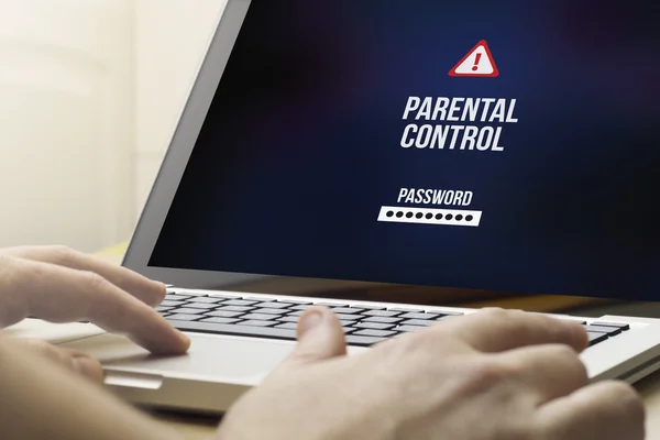 Hombre usando un ordenador portátil con control parental — Foto de Stock