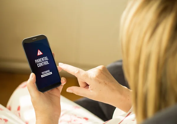 Mujer con teléfono inteligente de pantalla táctil —  Fotos de Stock