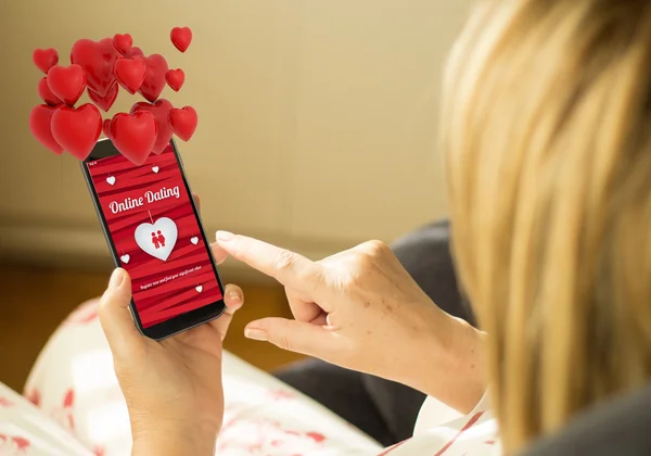 Femme avec smartphone à écran tactile — Photo