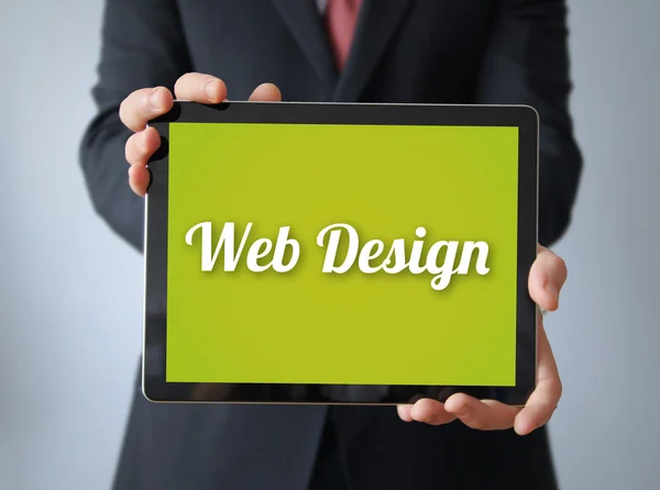 Uomo d'affari con web design su tablet . — Foto Stock