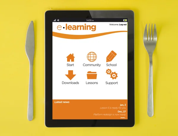 Breakfast with e-learning platform on a tablet screen — Zdjęcie stockowe