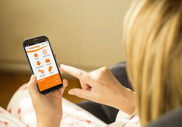 Woman with smartphone with e-learning platform on the screen — Φωτογραφία Αρχείου