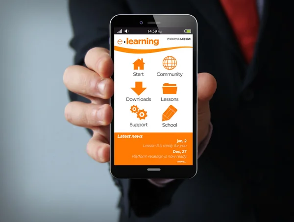 Smartphone in der Hand mit E-Learning-Plattform — Stockfoto