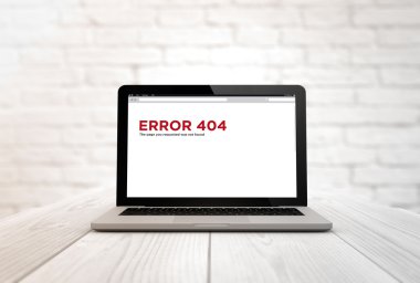 Hata 404 ile ahşap bir masa üstünde laptop