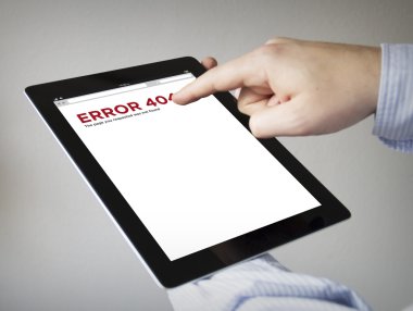 Hata 404 üstünde belgili tanımlık perde ile dokunmatik tablet