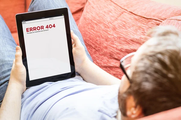 Uomo con errore 404 su una compressa — Foto Stock