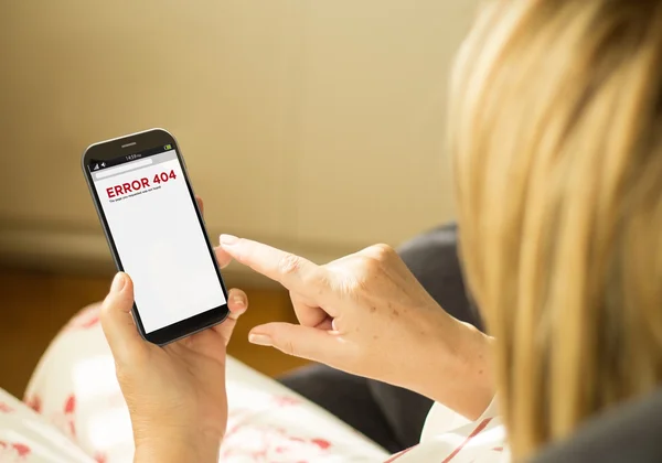 Vrouw met smartphone met fout 404 op het scherm — Stockfoto