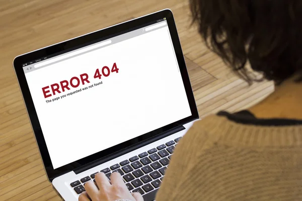 화면에 오류 404와 노트북을 들고 여자 — 스톡 사진