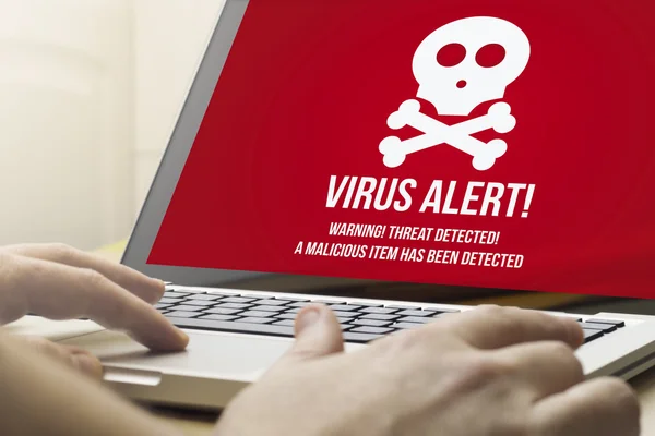 Hombre usando un ordenador portátil con virus — Foto de Stock