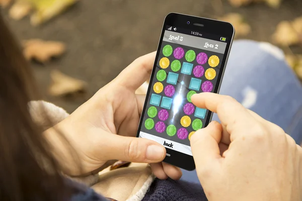 Mädchen spielen mobiles Spiel — Stockfoto