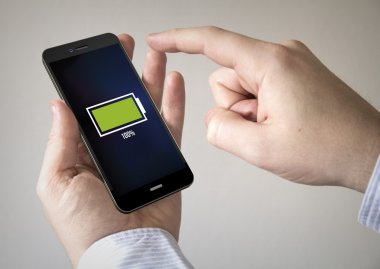 üstünde belgili tanımlık perde smartphone tam dolu pil ile tutan adam