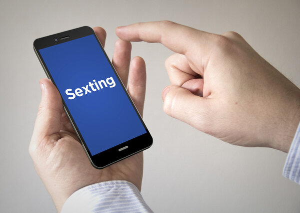 мужчина с помощью смартфона с приложением для секса
