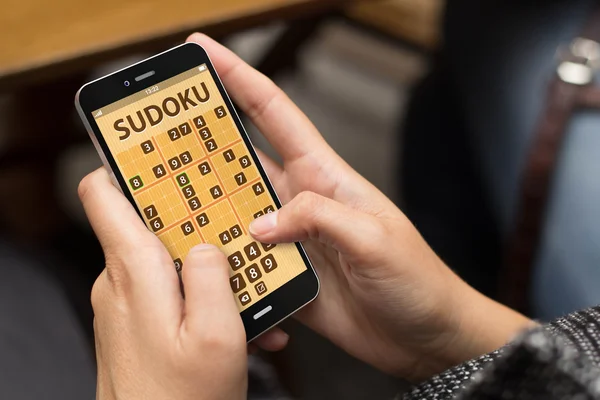 Femme jouant sudoku app — Photo