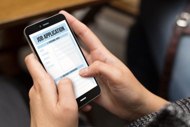 telefon ile iş başvurusu kullanan kız