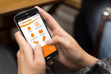 e-öğrenme üstünde belgili tanımlık perde ile akıllı telefon kullanan kız