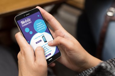 Online mobil oranları ve planları karşılaştırıcı kullanan kız