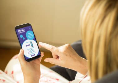 Online mobil karşılaştırıcı kullanan kadın