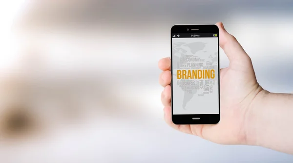 Mobiele branding op smartphone in Gebruikershandleiding hand — Stockfoto