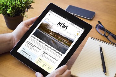 Dijital tablet tutan bir adam elinde