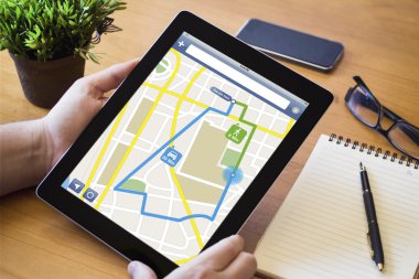 Dijital tablet tutan bir adam elinde