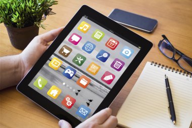 Dijital tablet tutan bir adam elinde