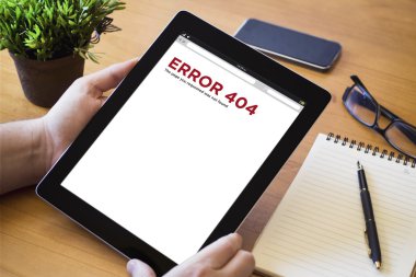 Dijital tablet tutan bir adam elinde