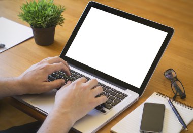 Dizüstü bilgisayarda çalışan adam