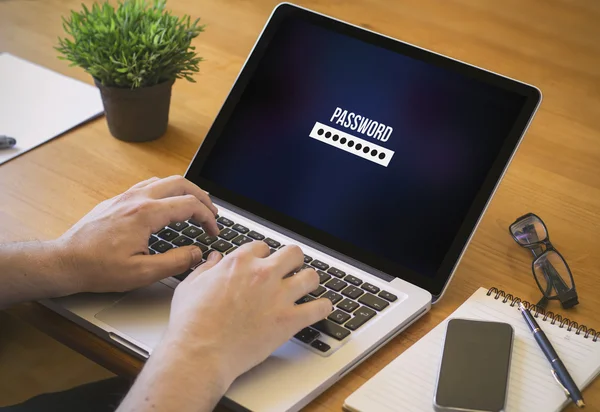 Man werkt op laptop — Stockfoto