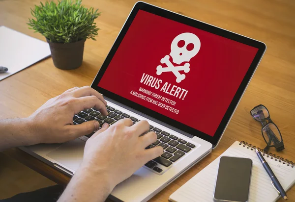 Man aan het werk op laptop virus besmet — Stockfoto