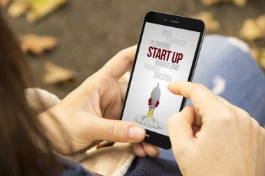 üstünde belgili tanımlık perde smartphone başlaması ile birlikte tutan kadın
