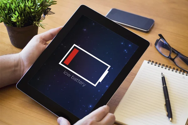 低 batttery タブレットを抱きかかえた — ストック写真