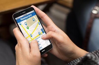Restoran arama ile akıllı telefon kullanan kız