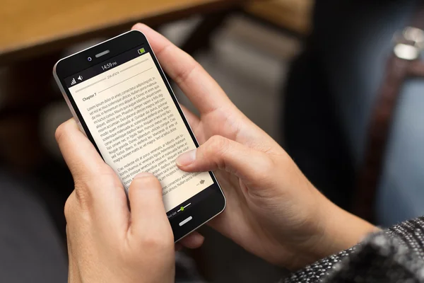 Девушка с помощью смартфона с электронной книгой на экране — стоковое фото