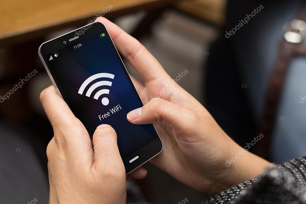 Девушка С Помощью Телефона С Бесплатным Wi-Fi Стоковое Фото.