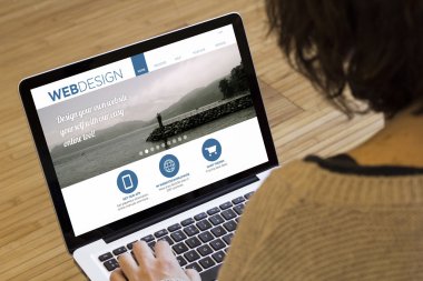 bir dizüstü bilgisayar ekranında online pazarlama ile kadın