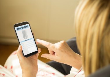smartphone ekranında diş sigortası ile kadınla