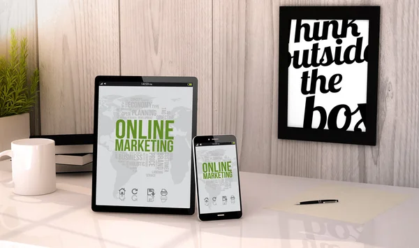 Tablet e telefone com marketing online na tela — Fotografia de Stock