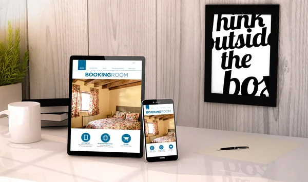Tablet PC- en telefoon met booking hotelreservering — Stockfoto
