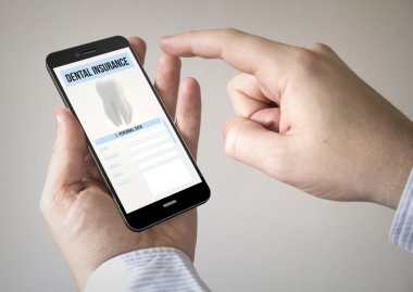 Diş sigortası ile akıllı telefon kullanan adam