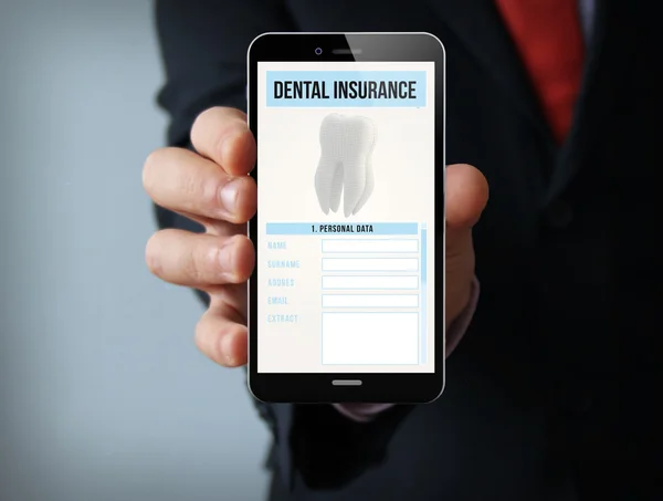 Hombre de negocios con teléfono inteligente con seguro dental — Foto de Stock