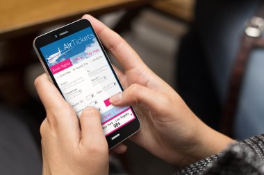Bilet uçuşlar web ile telefon kullanan kız