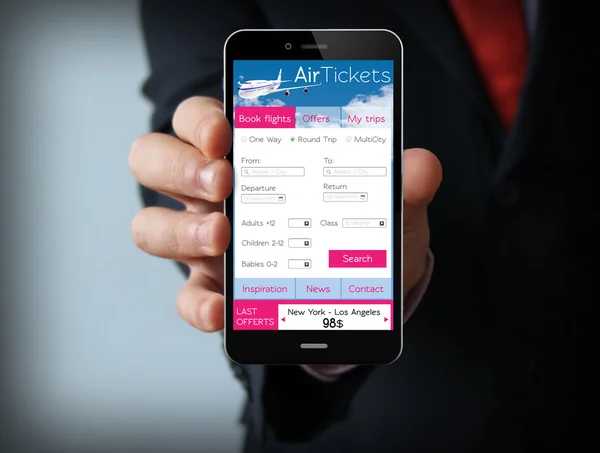 Бизнесмен с приложением для авиабилетов по телефону — стоковое фото