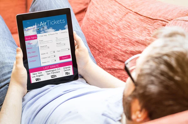 Csípő a kanapéra jegy repülés web Tablet — Stock Fotó