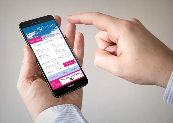 Bilet uçuş uygulama ile akıllı telefon kullanan adam — Stok fotoğraf