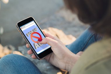 Kadına dokun onun smartphone Reklam Engelleyicisi ile ekran