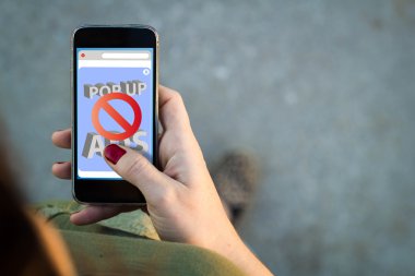 Smartphone arabirimi Reklam Engelleyicisi uygulaması ile yürüyen kadın